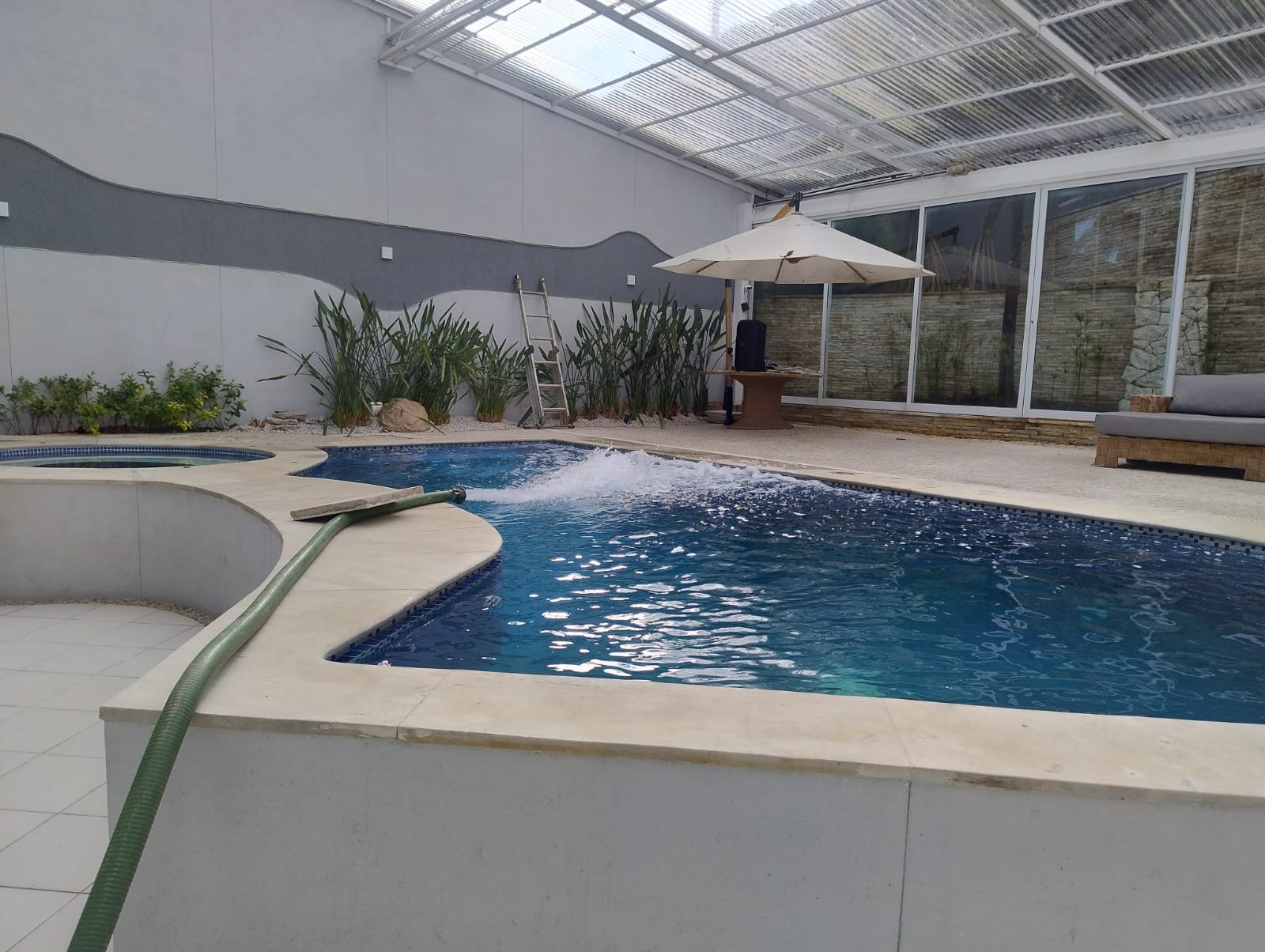 Enchimento de piscina residencial com água potável