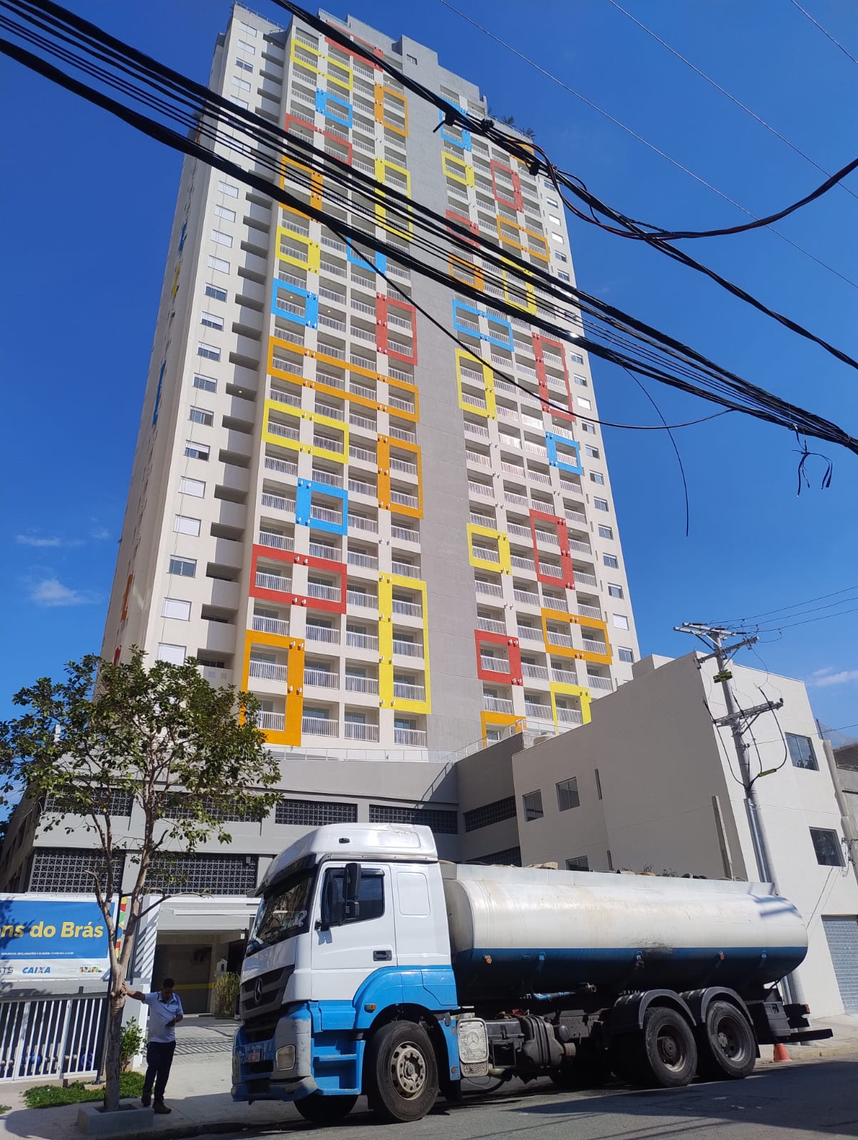 Caminhão-pipa Aguazul abastecendo prédio em obra em São Paulo